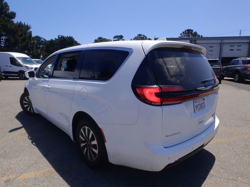 Used 2022 Chrysler Pacifica Touring-L FWD image 4