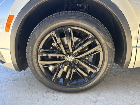 Used 2022 Volkswagen Tiguan SE R-Line image 10