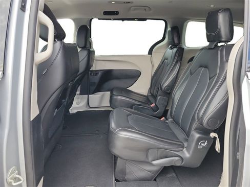Certified 2024 Chrysler Pacifica Touring-L image 12