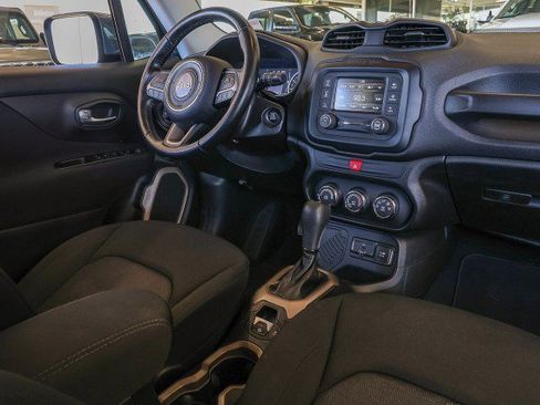 Used 2017 Jeep Renegade Latitude FWD image 32
