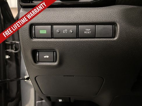 Used 2025 Nissan Sentra SR FWD image 32