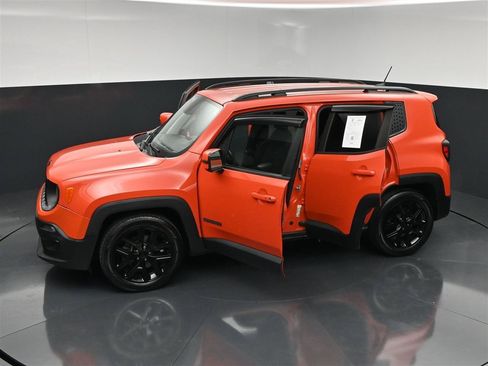 Used 2018 Jeep Renegade Altitude w/ Cold Weather Group FWD image 38
