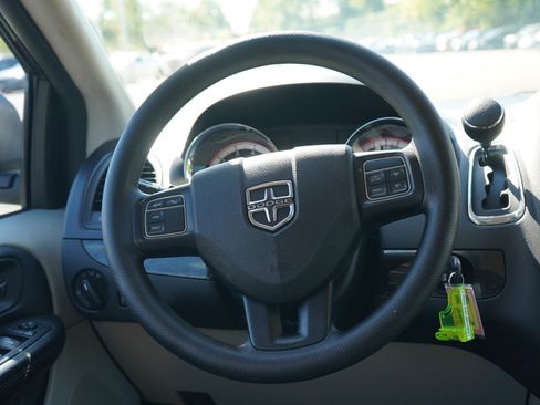 Used 2020 Dodge Grand Caravan SE w/ UConnect Hands-Free Group FWD image 17