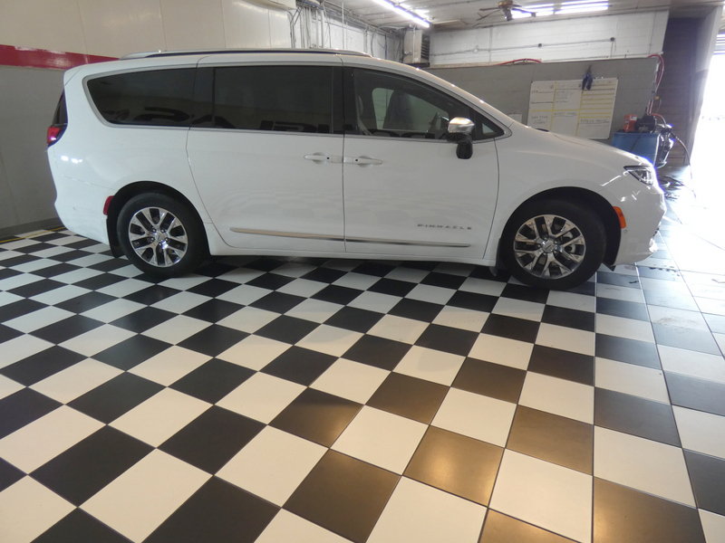 Used 2025 Chrysler Pacifica Pinnacle FWD image 4