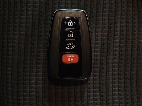 Used 2020 Toyota Highlander LE image 32