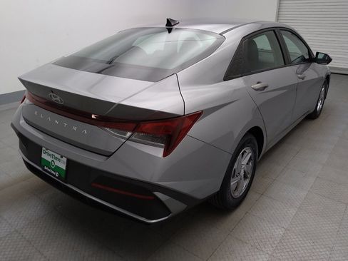 Used 2025 Hyundai Elantra SE FWD image 9