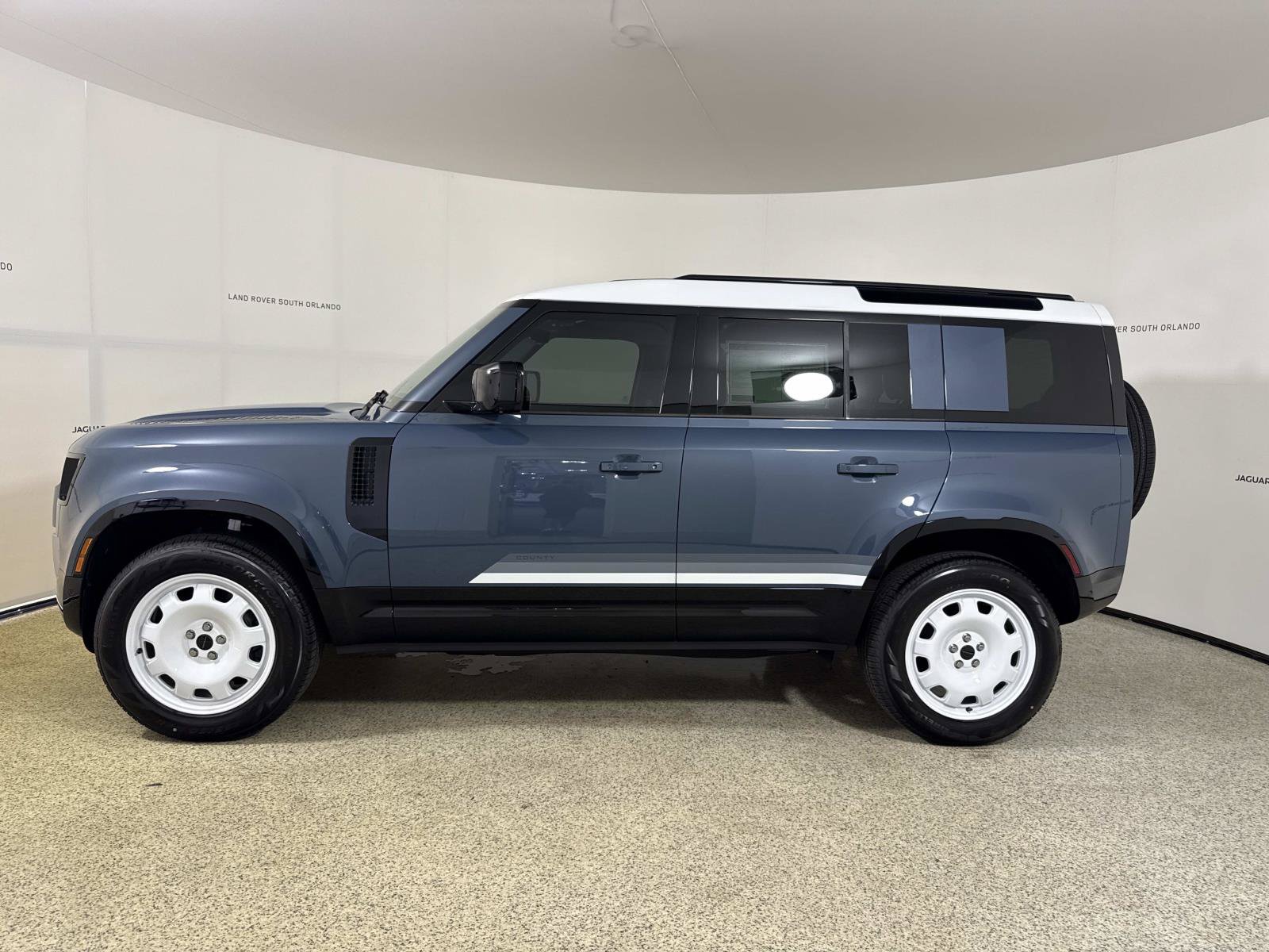 New 2026 Land Rover Defender 110 X-Dynamic SE AWD/4WD image 2