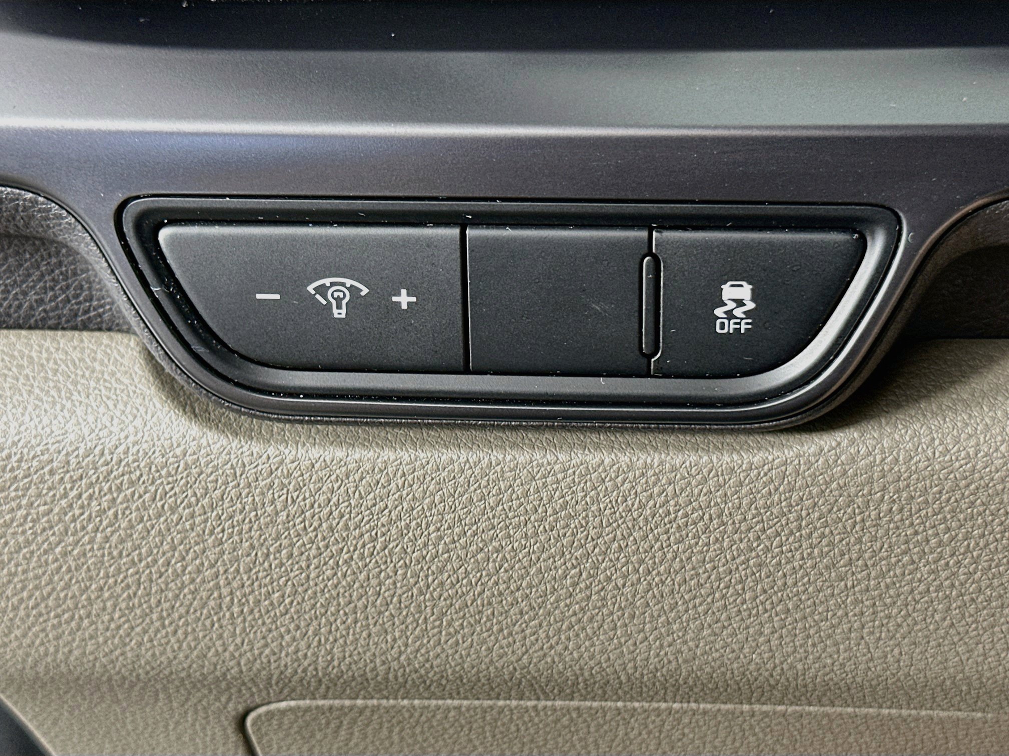 Used 2025 Kia Carnival FWD image 17