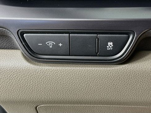 Used 2025 Kia Carnival FWD image 17