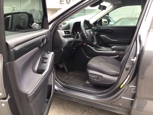 Used 2020 Toyota Highlander L FWD image 5