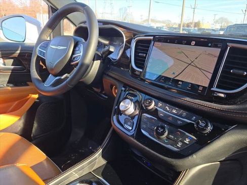 Certified 2022 Chrysler Pacifica Pinnacle AWD/4WD image 8