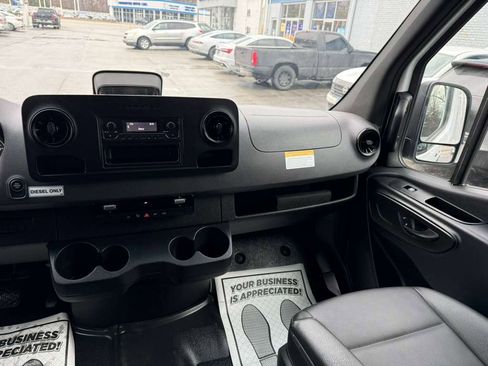 Used 2025 Mercedes-Benz Sprinter 2500 image 17