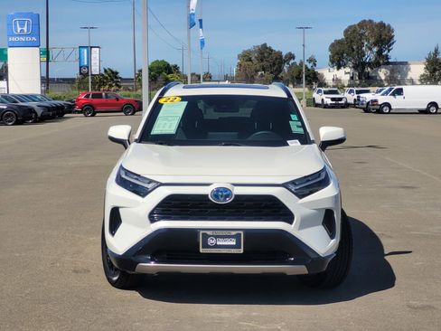 Used 2022 Toyota RAV4 SE w/ Convenience Package image 2