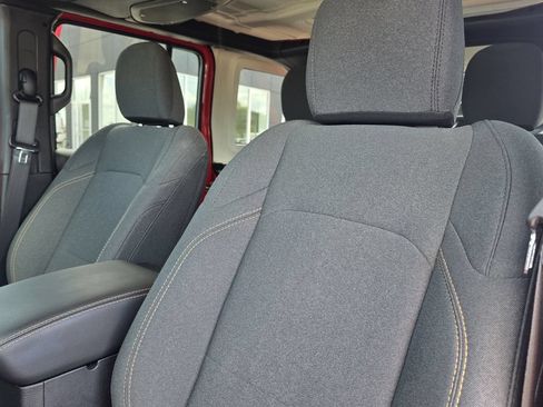 Used 2025 Jeep Wrangler Unlimited Sahara AWD/4WD image 18