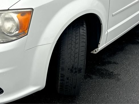 Used 2014 Dodge Grand Caravan SXT w/ UConnect Hands-Free Group image 41