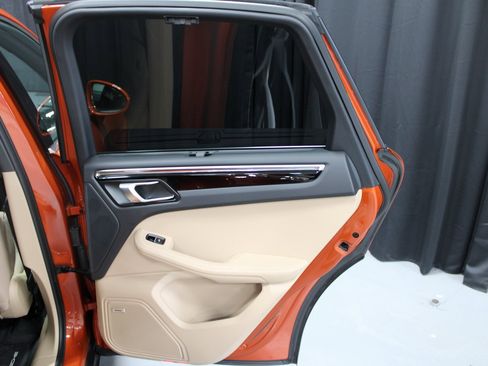 Certified 2025 Porsche Macan image 24