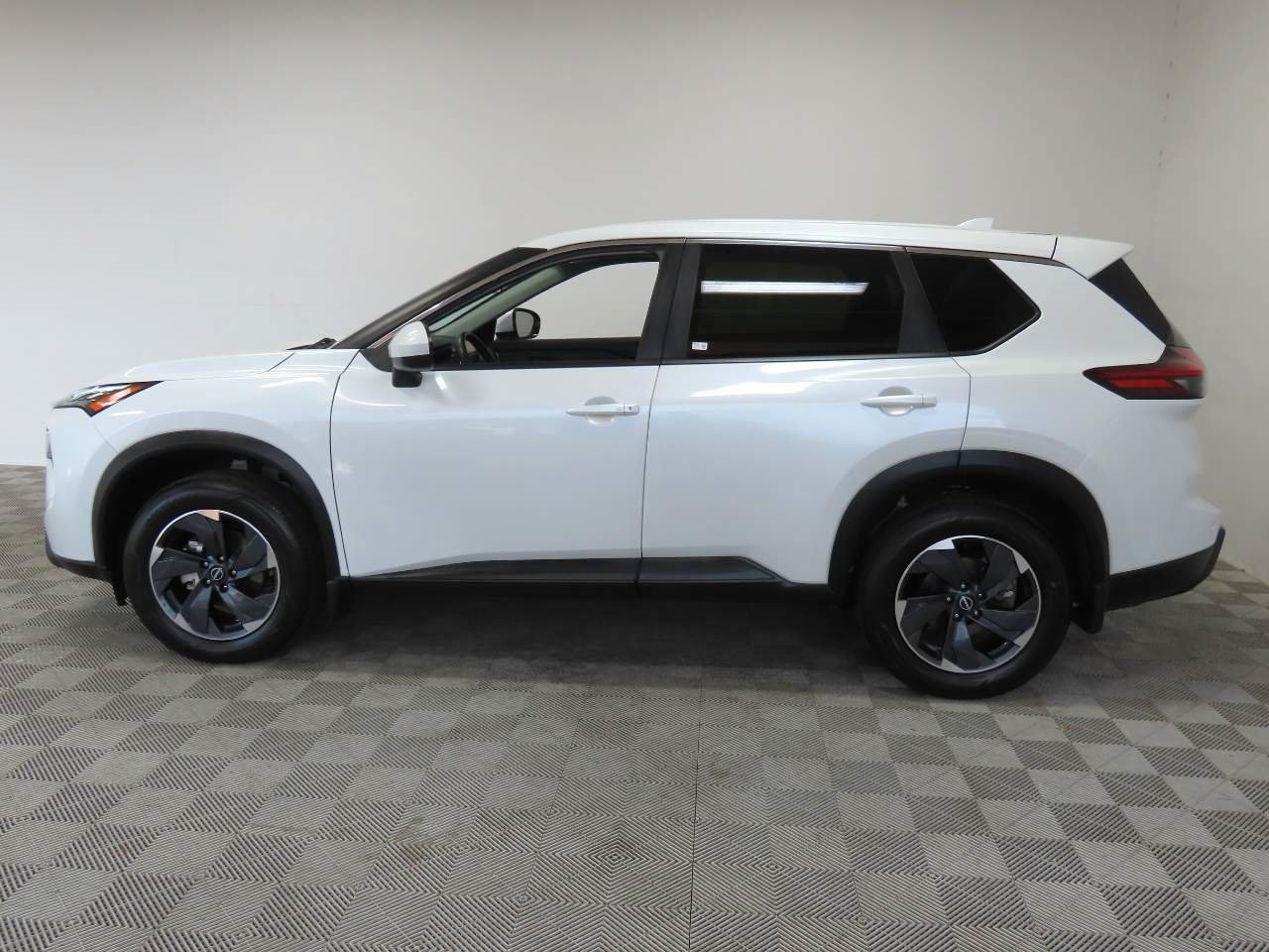 Used 2024 Nissan Rogue SV FWD image 5
