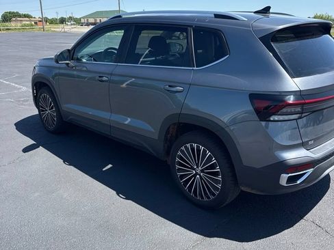 Used 2025 Volkswagen Taos SE FWD image 6
