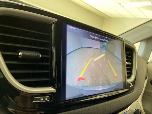 Used 2024 Chrysler Pacifica Touring-L FWD image 33