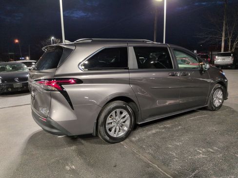 Used 2024 Toyota Sienna XLE image 5