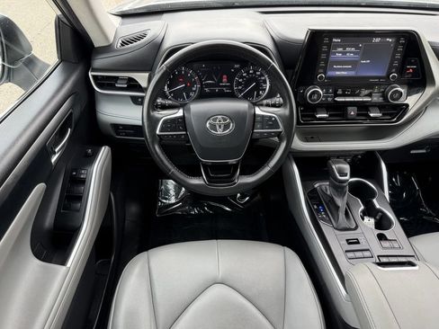 Used 2021 Toyota Highlander XLE AWD/4WD image 24