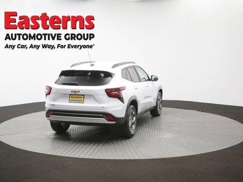 Used 2025 Chevrolet Trax LT FWD image 39