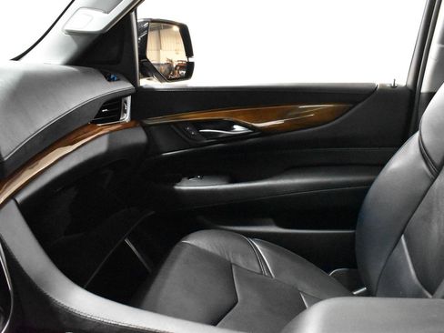 Used 2019 Cadillac Escalade Premium Luxury image 22