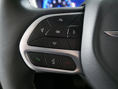 Used 2024 Chrysler Pacifica Touring-L image 27