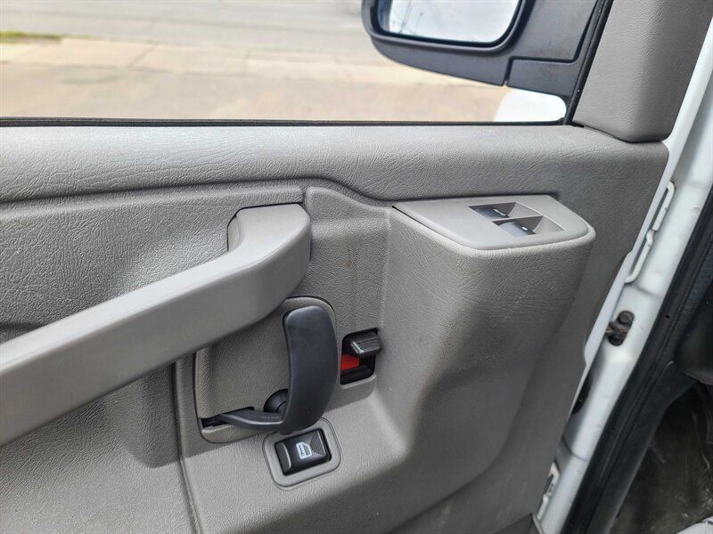 Used 2017 Chevrolet Express 2500 RWD image 22