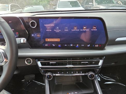 Used 2024 Chevrolet Traverse LT FWD image 9