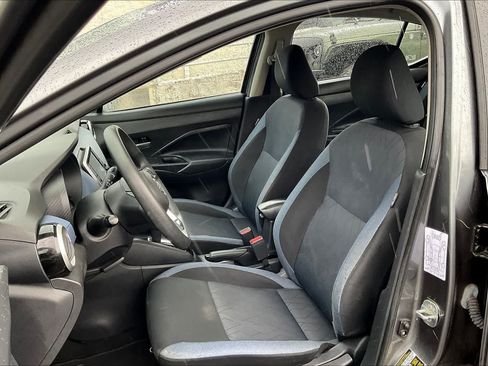 Used 2023 Nissan Versa SV FWD image 11