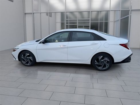 Used 2025 Hyundai Elantra Sport image 6