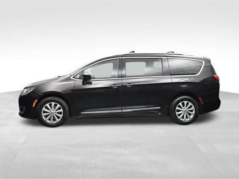 Used 2018 Chrysler Pacifica Touring-L FWD image 2