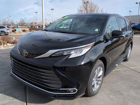 Used 2026 Toyota Sienna Limited image 3