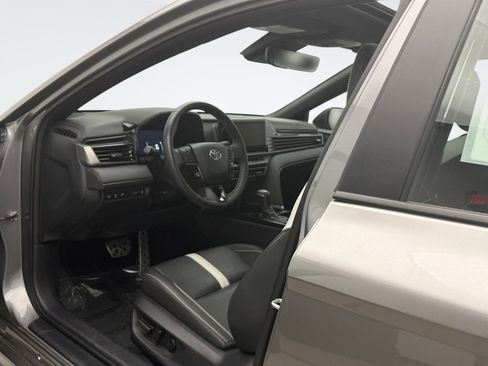 Used 2025 Toyota Camry SE w/ Convenience Package FWD image 10