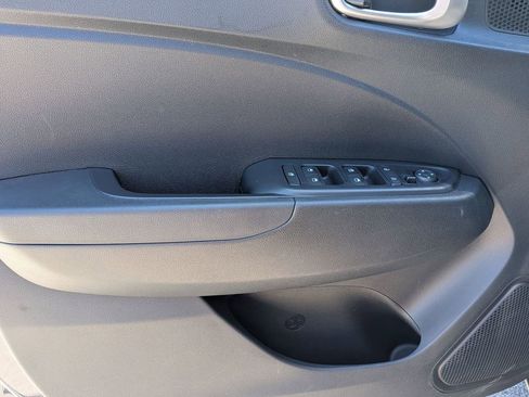 Used 2025 Hyundai Venue SEL FWD image 11