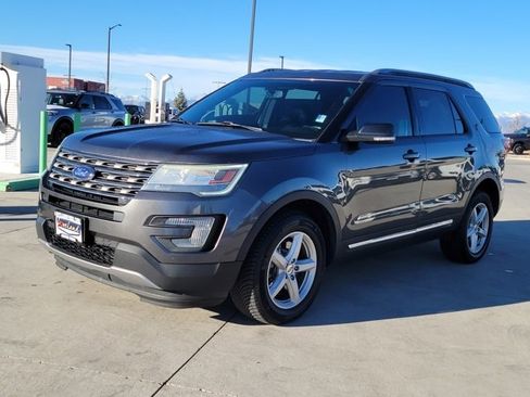 Used 2017 Ford Explorer XLT w/ Equipment Group 202A image 4