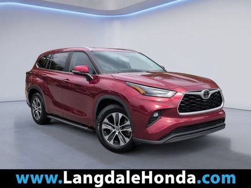 Used 2023 Toyota Highlander XLE FWD image 1