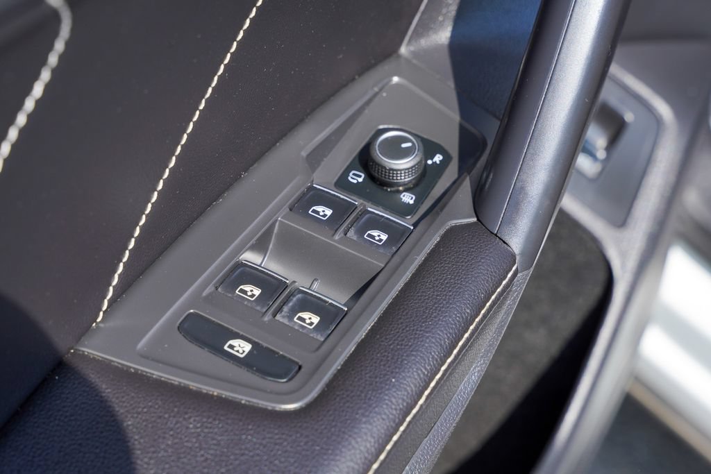 Used 2022 Volkswagen Tiguan SEL R-Line AWD/4WD image 28