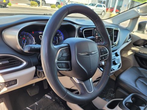 Used 2023 Chrysler Pacifica Touring-L FWD image 12
