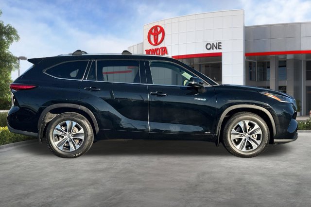 Certified 2021 Toyota Highlander XLE AWD/4WD image 3