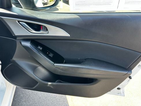 Used 2018 MAZDA MAZDA3 Sport FWD image 11
