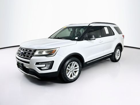Used 2016 Ford Explorer XLT w/ Equipment Group 202A FWD image 3