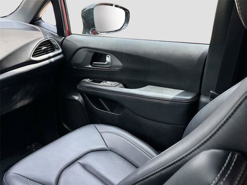 Used 2025 Chrysler Pacifica Select FWD image 23