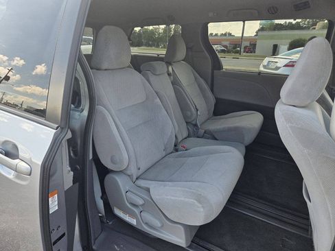 Used 2017 Toyota Sienna LE FWD image 12