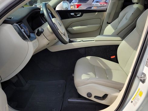 Used 2020 Volvo XC60 T6 Momentum w/ Protection Package image 5