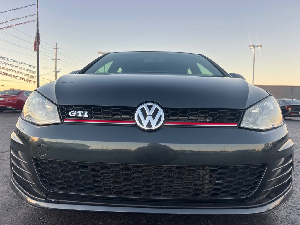 Used 2017 Volkswagen Golf 4-Door FWD image 2