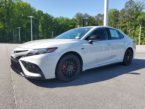 Used 2024 Toyota Camry SE image 3