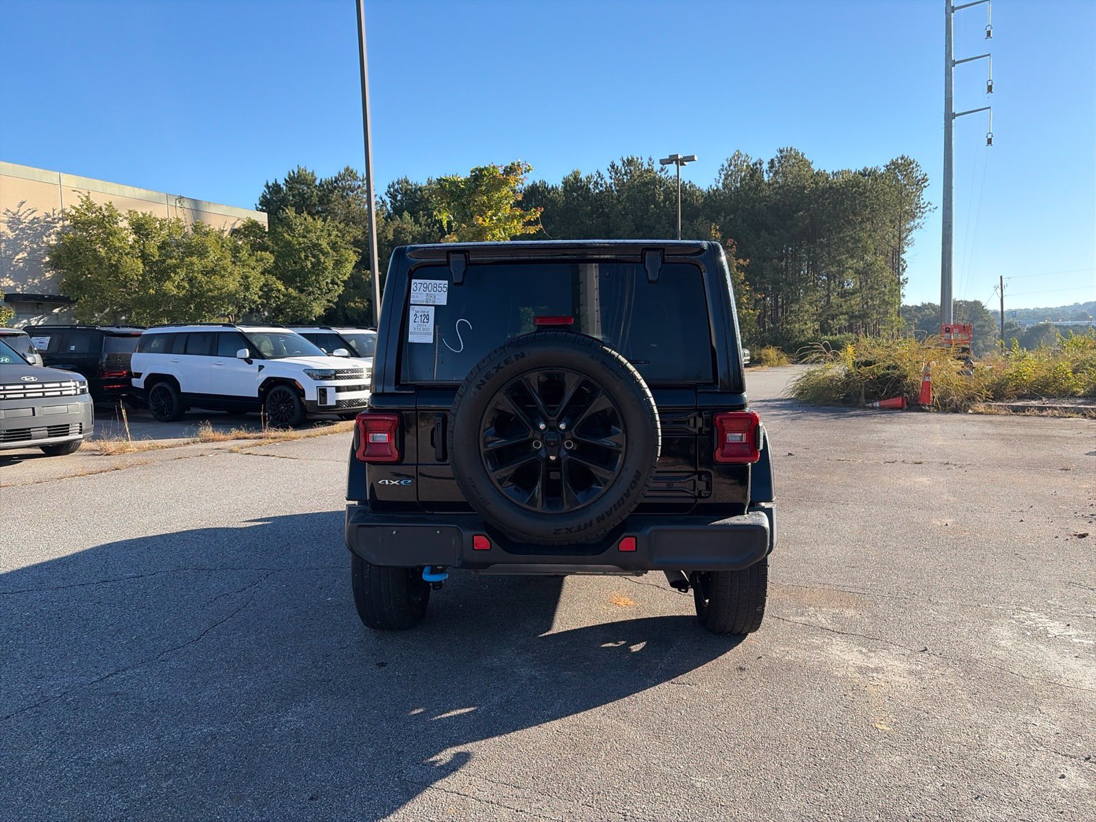 Used 2024 Jeep Wrangler Unlimited Sahara w/ Technology Group AWD/4WD image 5