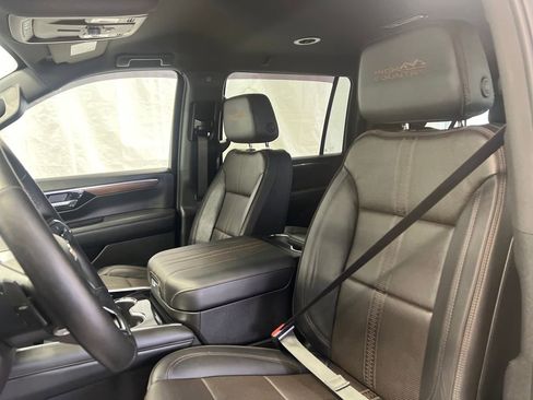 Used 2025 Chevrolet Suburban High Country image 19
